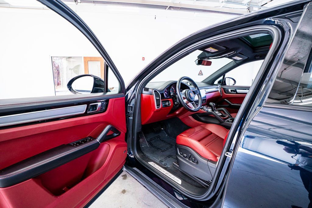 Used 2022 Porsche Cayenne Platinum Edition image 33