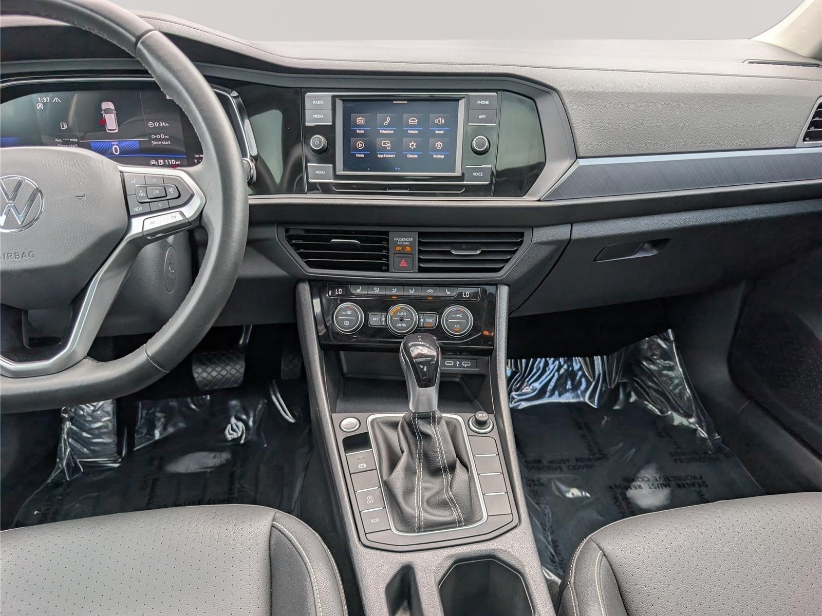 Used 2024 Volkswagen Jetta SE w/ Panoramic Sunroof Package FWD image 18