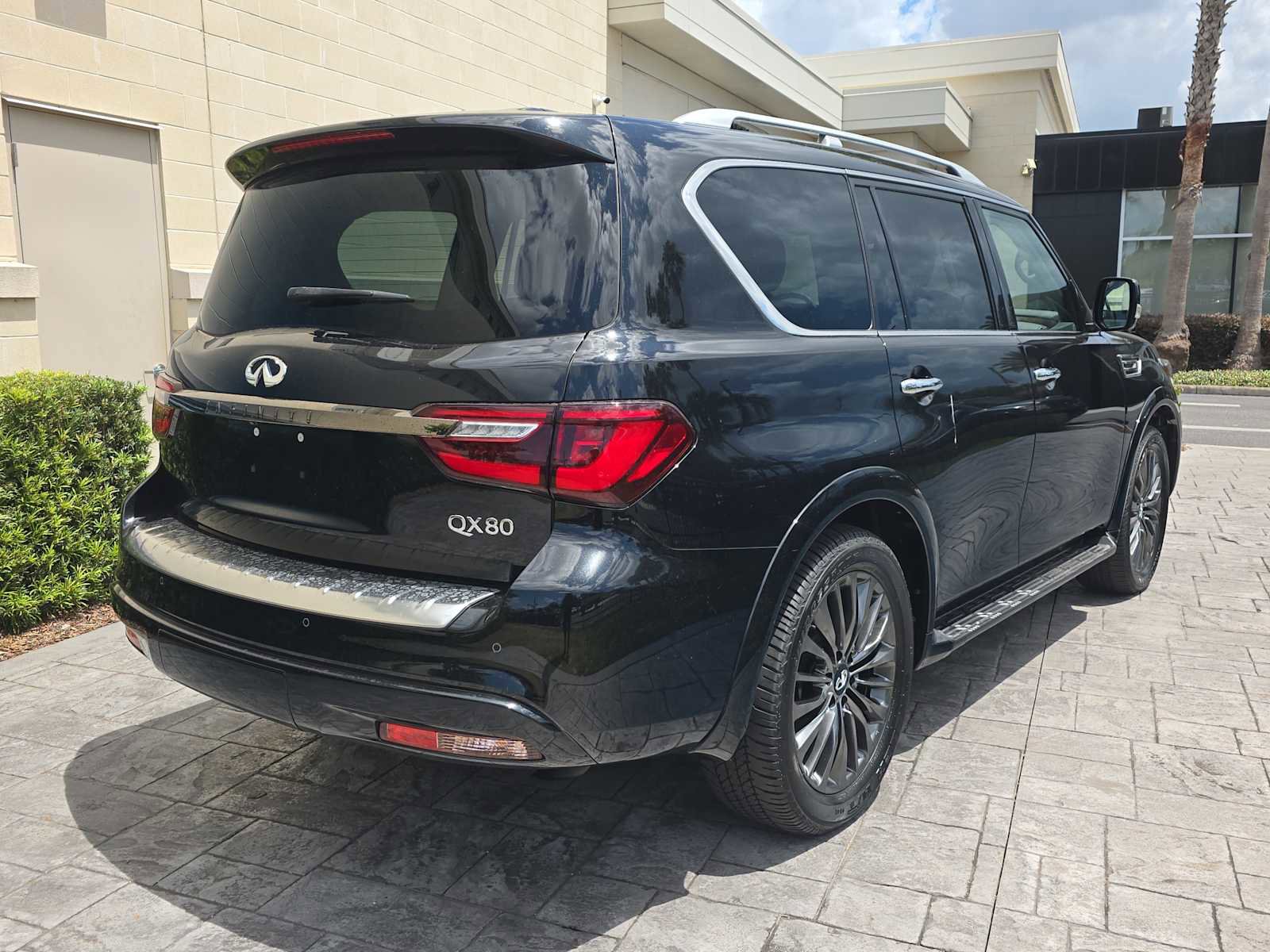 Used 2023 INFINITI QX80 Premium Select w/ Cargo Package RWD image 3