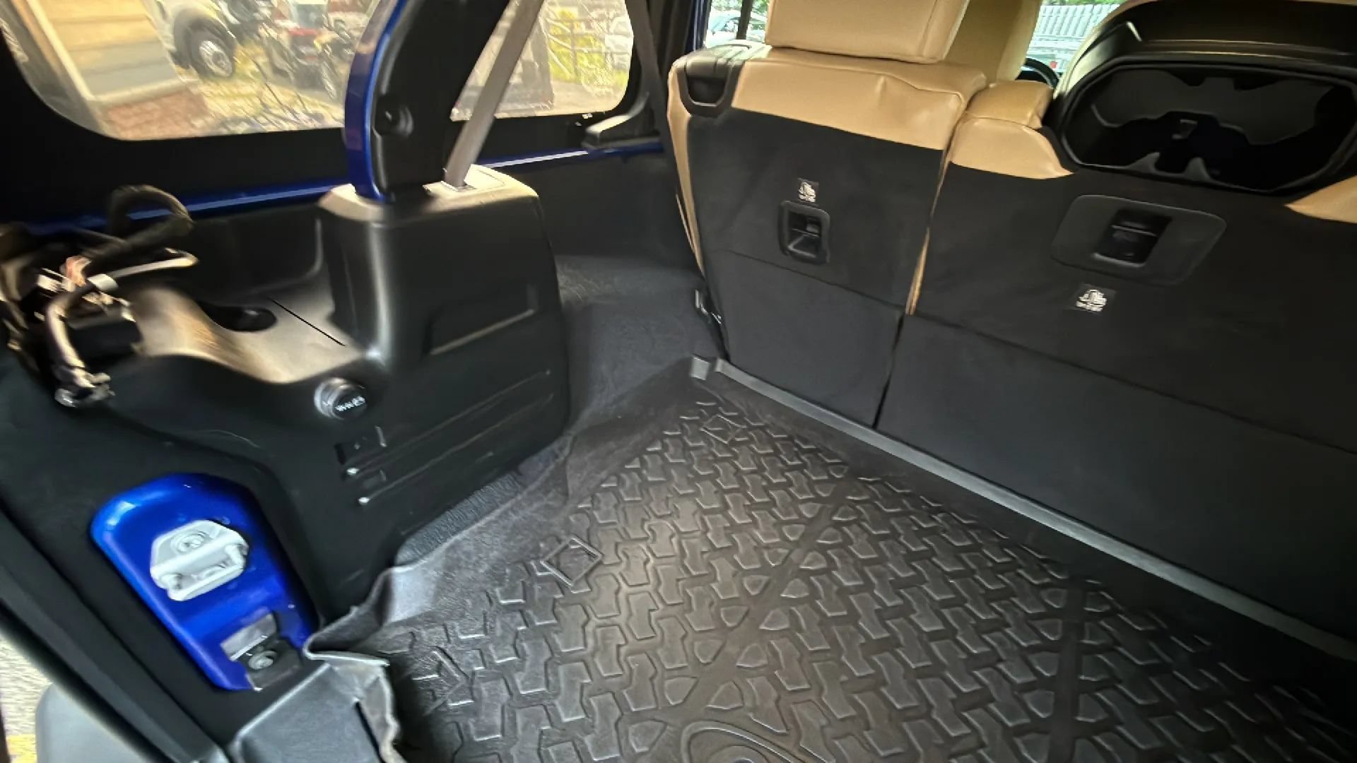 Used 2018 Jeep Wrangler Unlimited Sahara AWD/4WD image 34