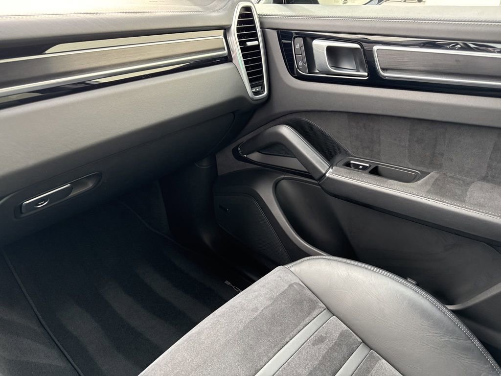 Used 2023 Porsche Cayenne GTS image 28