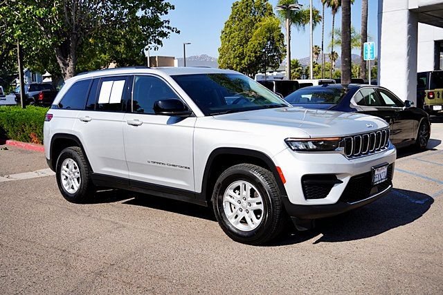 Used 2023 Jeep Grand Cherokee Laredo RWD image 6