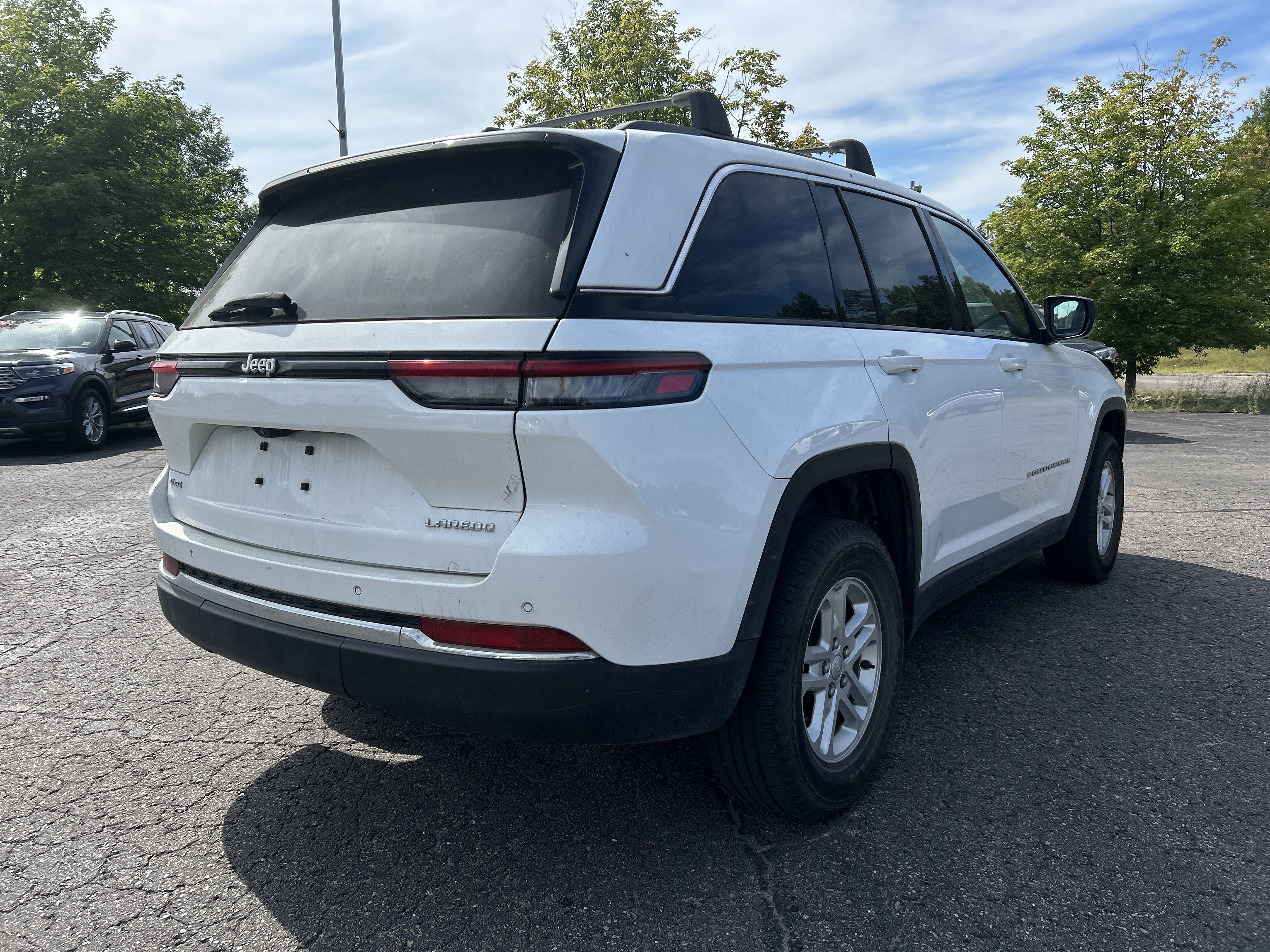 Used 2022 Jeep Grand Cherokee Laredo w/ Luxury Tech Group I AWD/4WD image 4