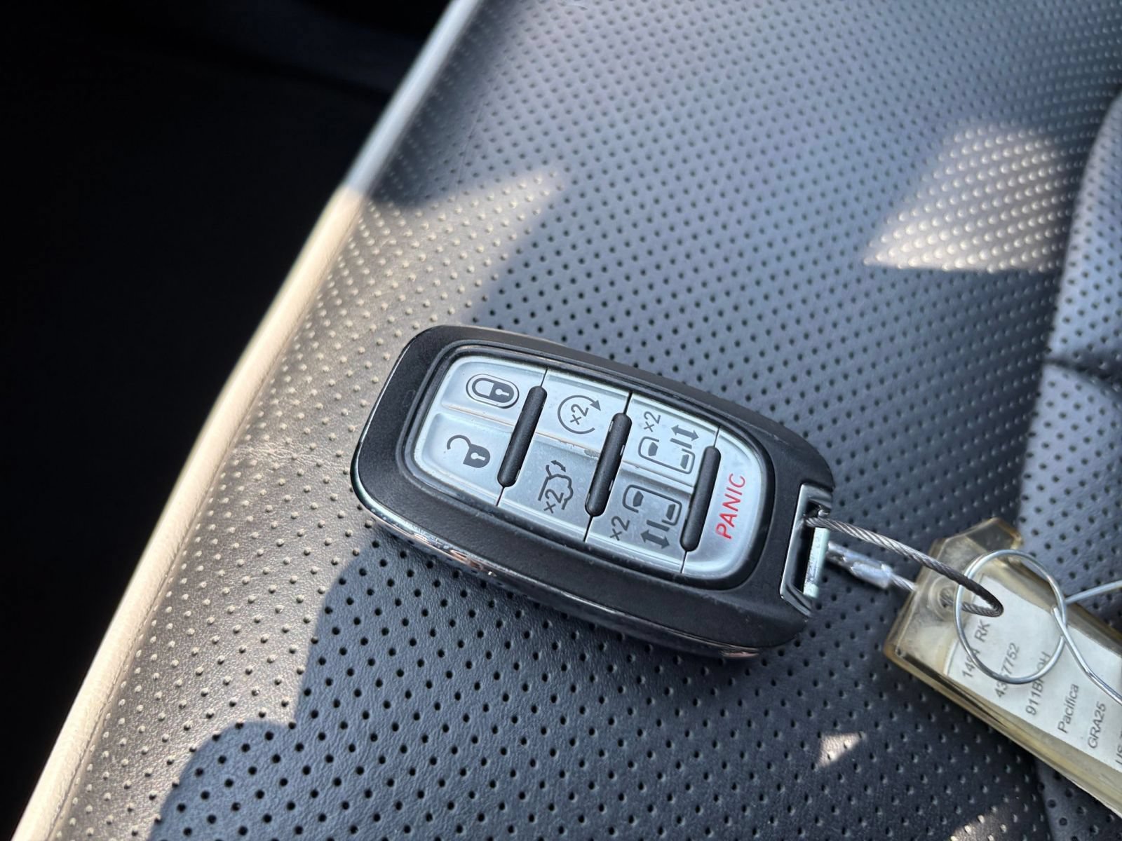 Used 2025 Chrysler Pacifica Limited FWD image 26