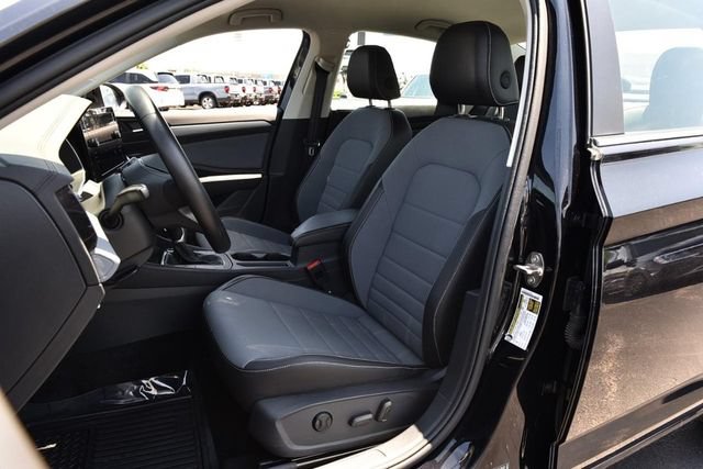 Certified 2025 Volkswagen Jetta SE w/ Black Wheel Package FWD image 20