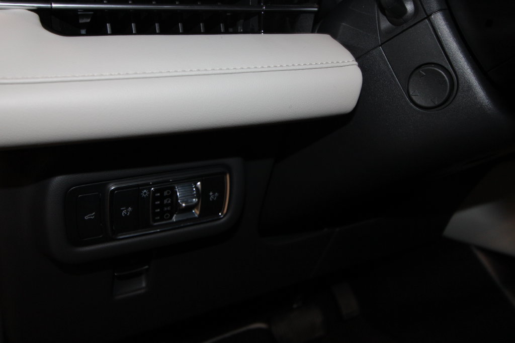 Used 2024 Lincoln Nautilus Premier AWD/4WD image 11