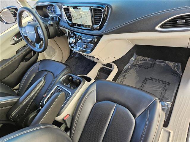 Used 2024 Chrysler Pacifica Select image 22