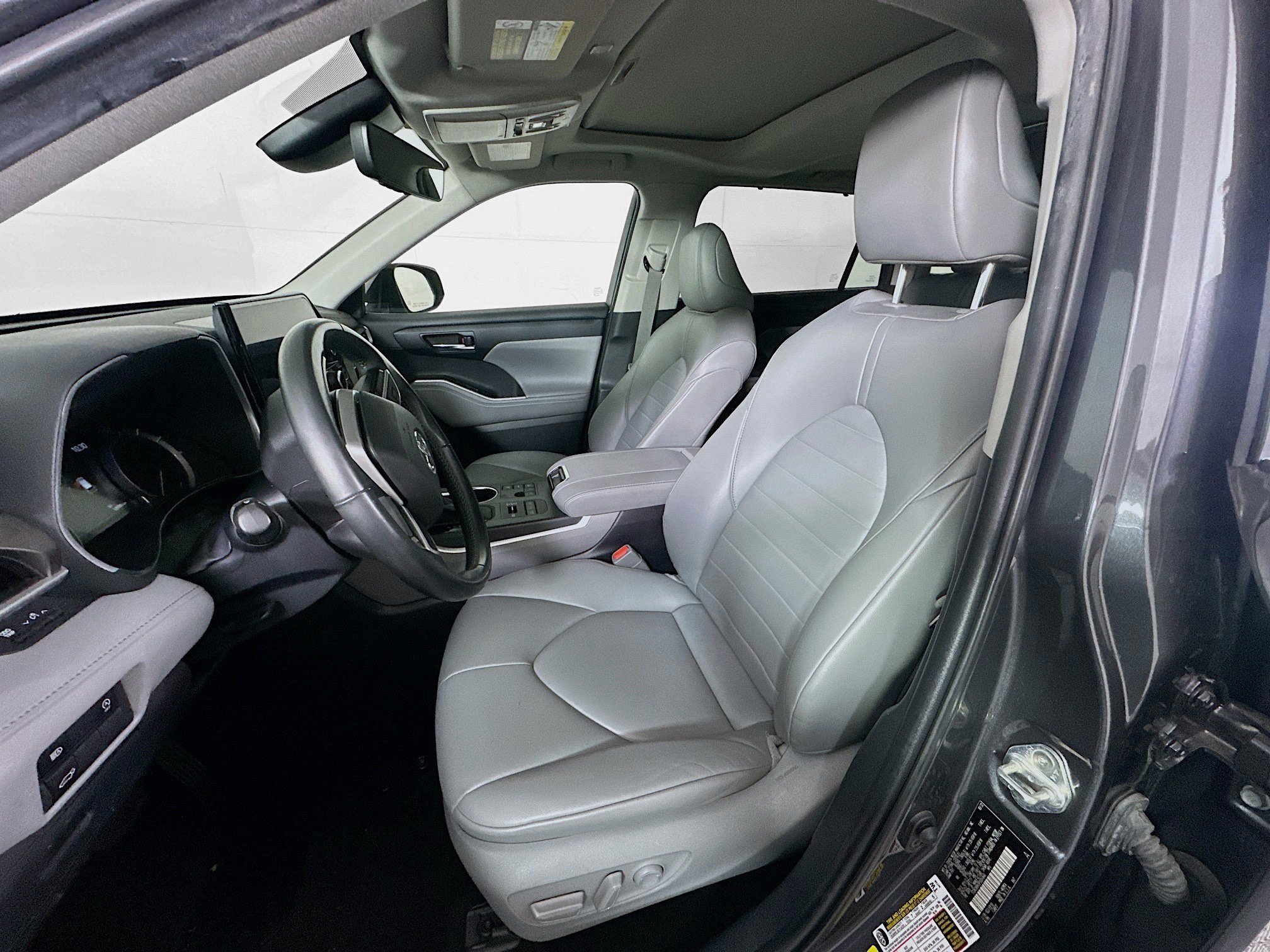 Used 2023 Toyota Highlander XLE image 13