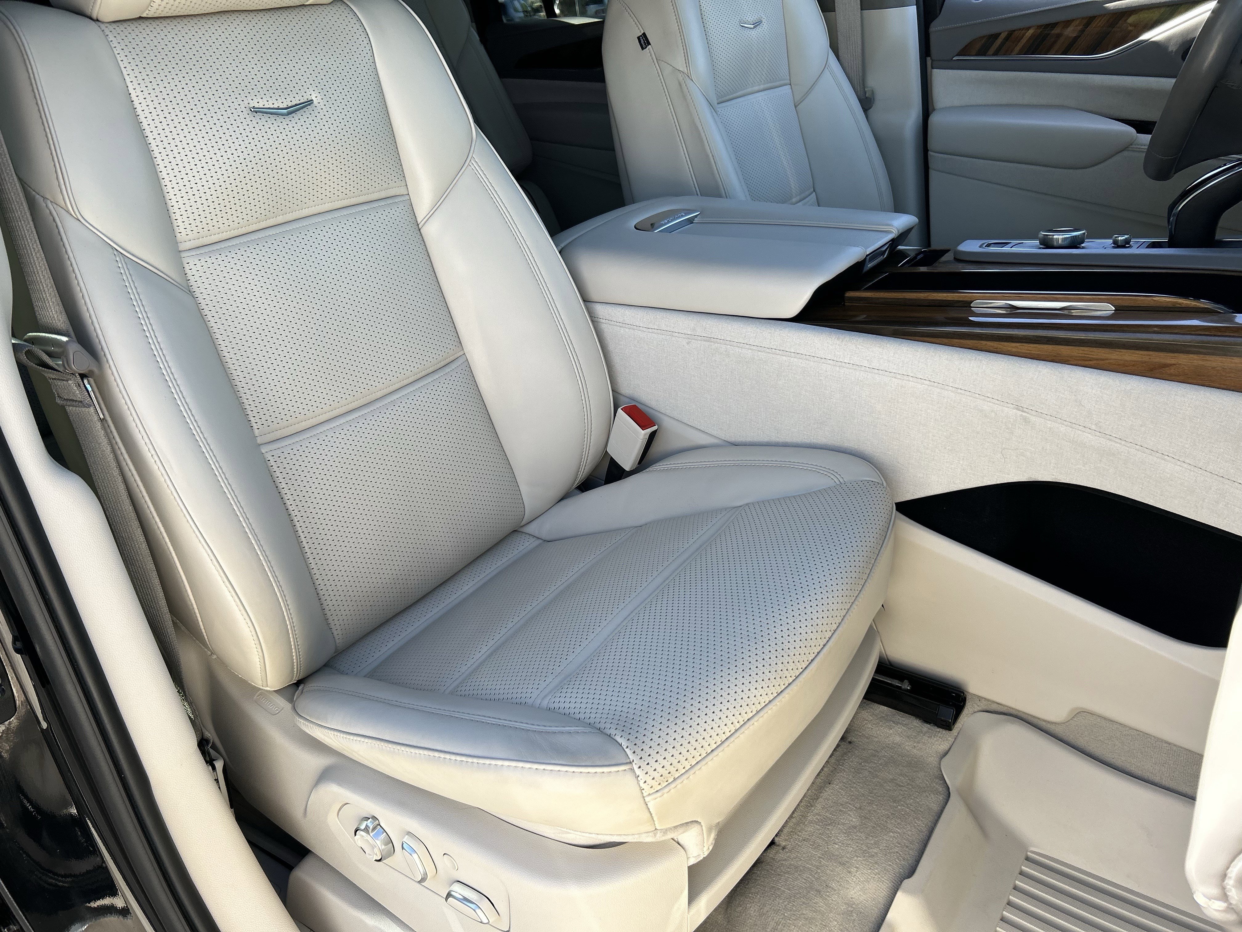 Used 2024 Cadillac Escalade ESV Sport Platinum w/ LPO, ONYX Package AWD/4WD image 8