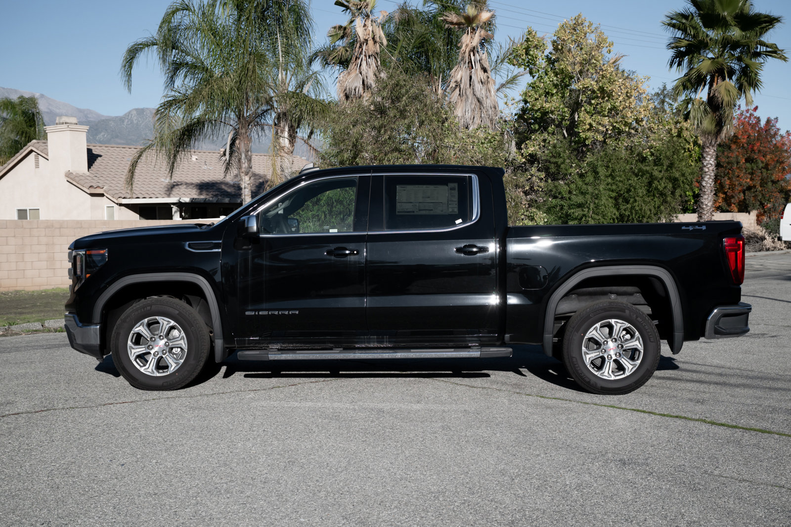 New 2024 GMC Sierra 1500 SLE w/ Preferred Package image 14