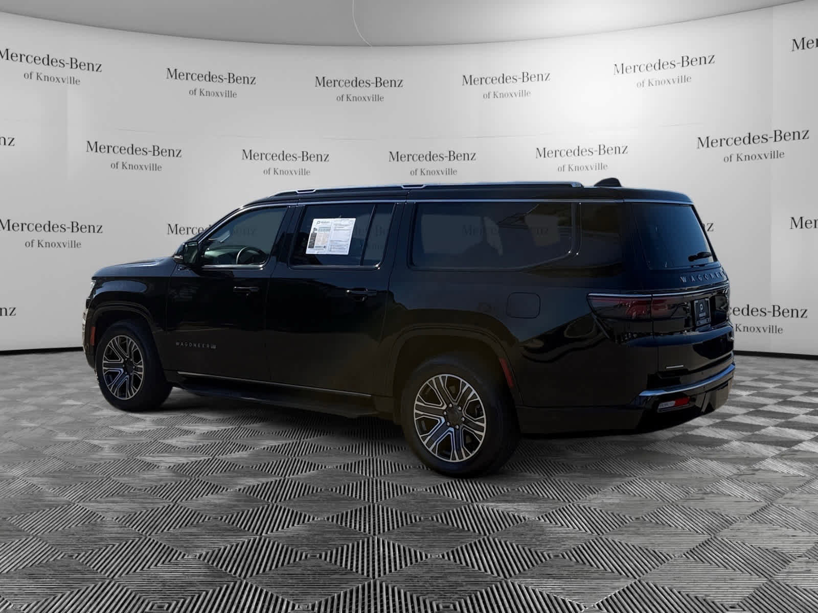 Used 2023 Jeep Wagoneer L Series II image 3