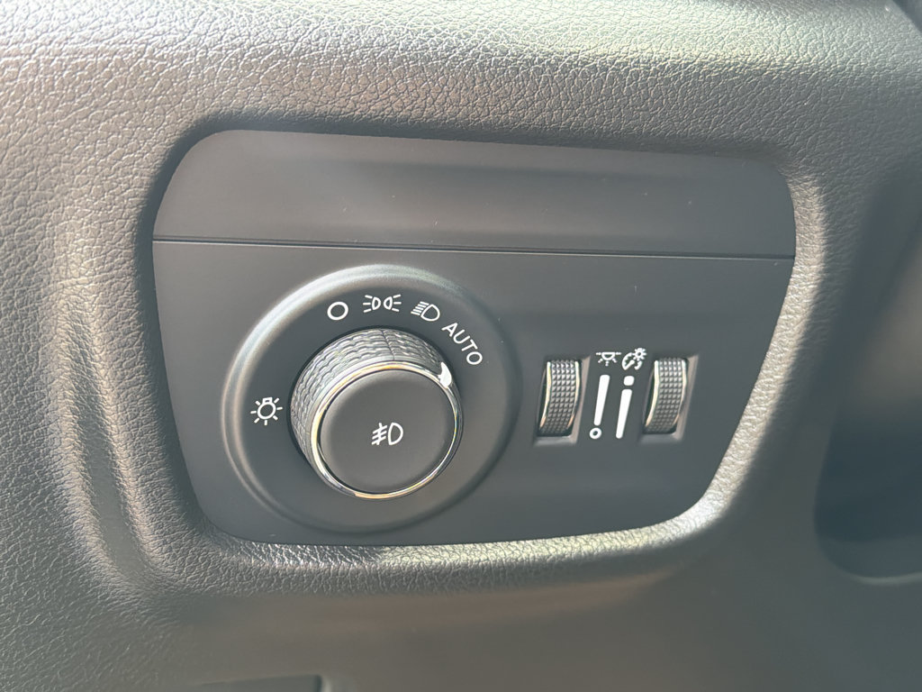 Used 2024 Jeep Grand Cherokee Limited w/ Luxury Tech Group II AWD/4WD image 15