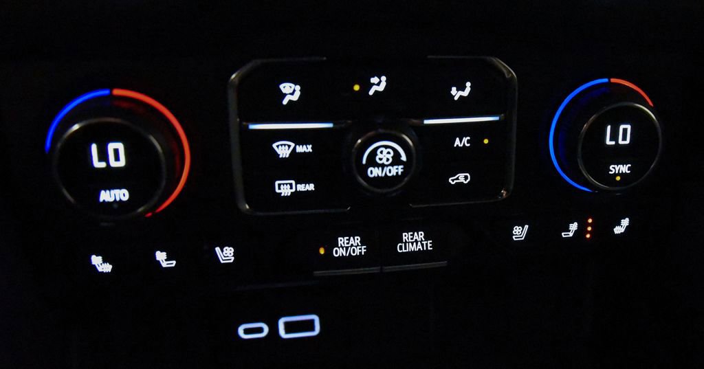 Used 2024 Chevrolet Suburban Premier AWD/4WD image 27