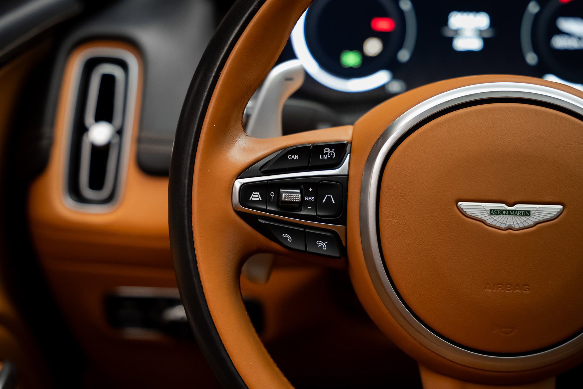 Used 2023 Aston Martin DBX AWD/4WD image 43