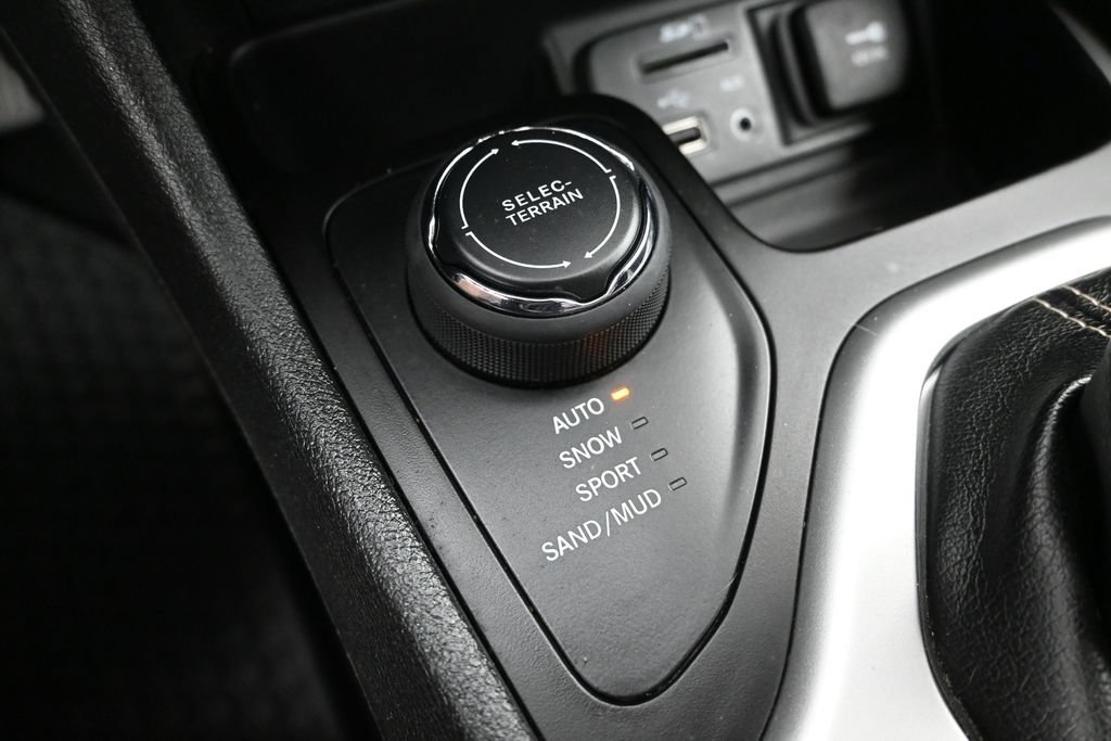 Used 2018 Jeep Cherokee Latitude Plus w/ Cold Weather Group AWD/4WD image 22