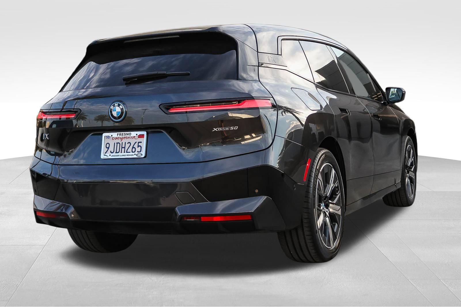 Used 2024 BMW iX xDrive50 w/ Sport Package AWD/4WD image 6
