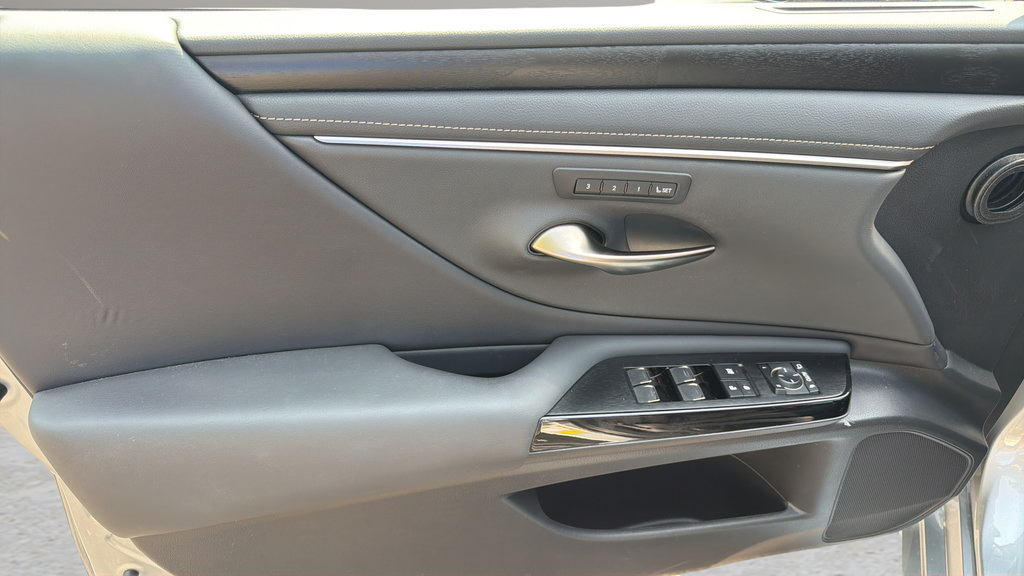 Used 2024 Lexus ES 300h w/ Premium Package FWD image 13