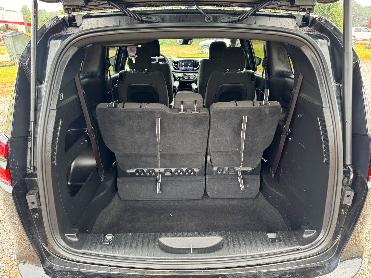 Used 2023 Chrysler Pacifica Touring FWD image 12