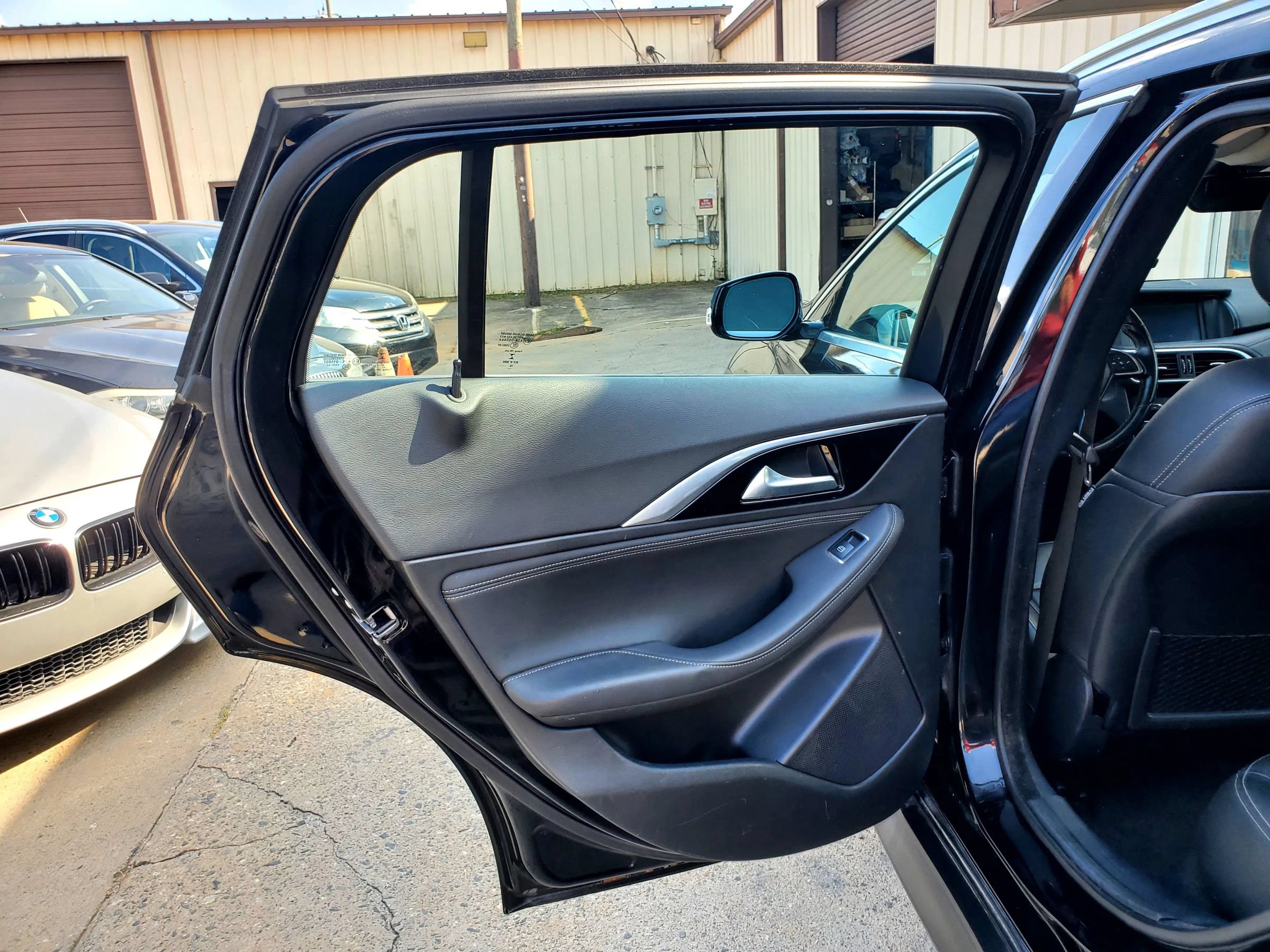 Used 2017 INFINITI QX30 AWD image 22