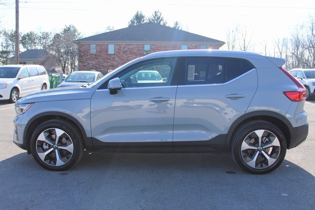 Used 2025 Volvo XC40 B5 Plus image 5
