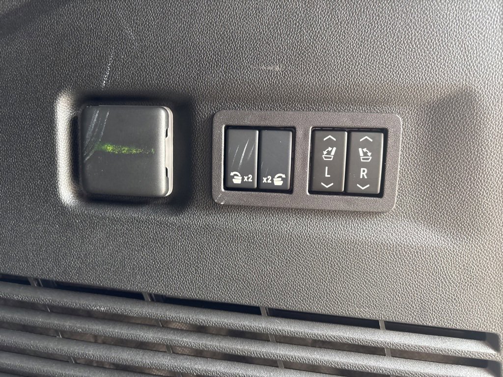 Used 2024 GMC Yukon XL Denali image 11