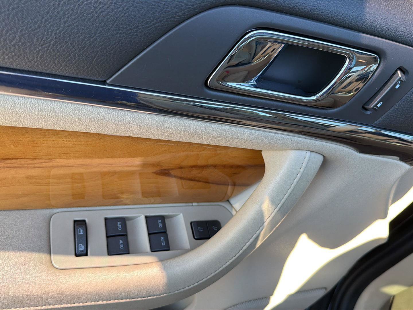 Used 2010 Lincoln MKS FWD image 37