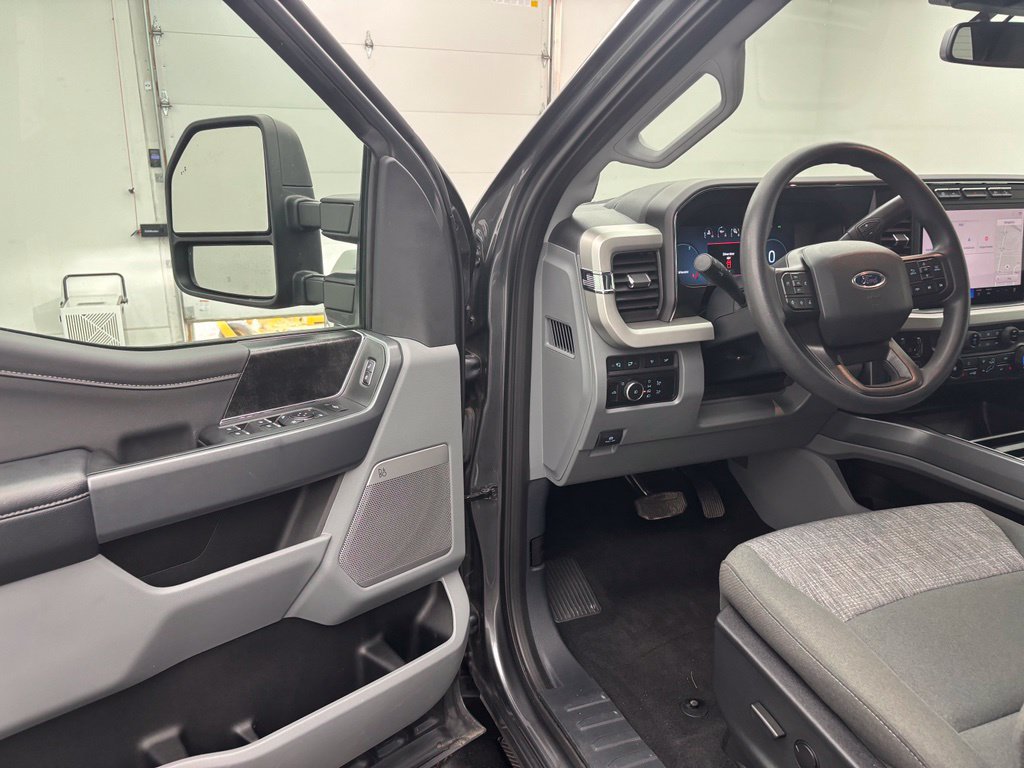Used 2023 Ford F250 XLT w/ XLT Premium Package AWD/4WD image 16