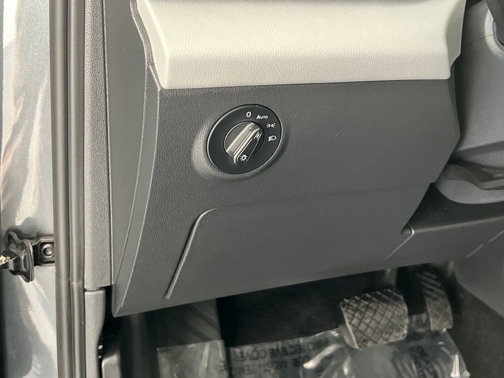 Used 2022 Volkswagen Taos SE image 32