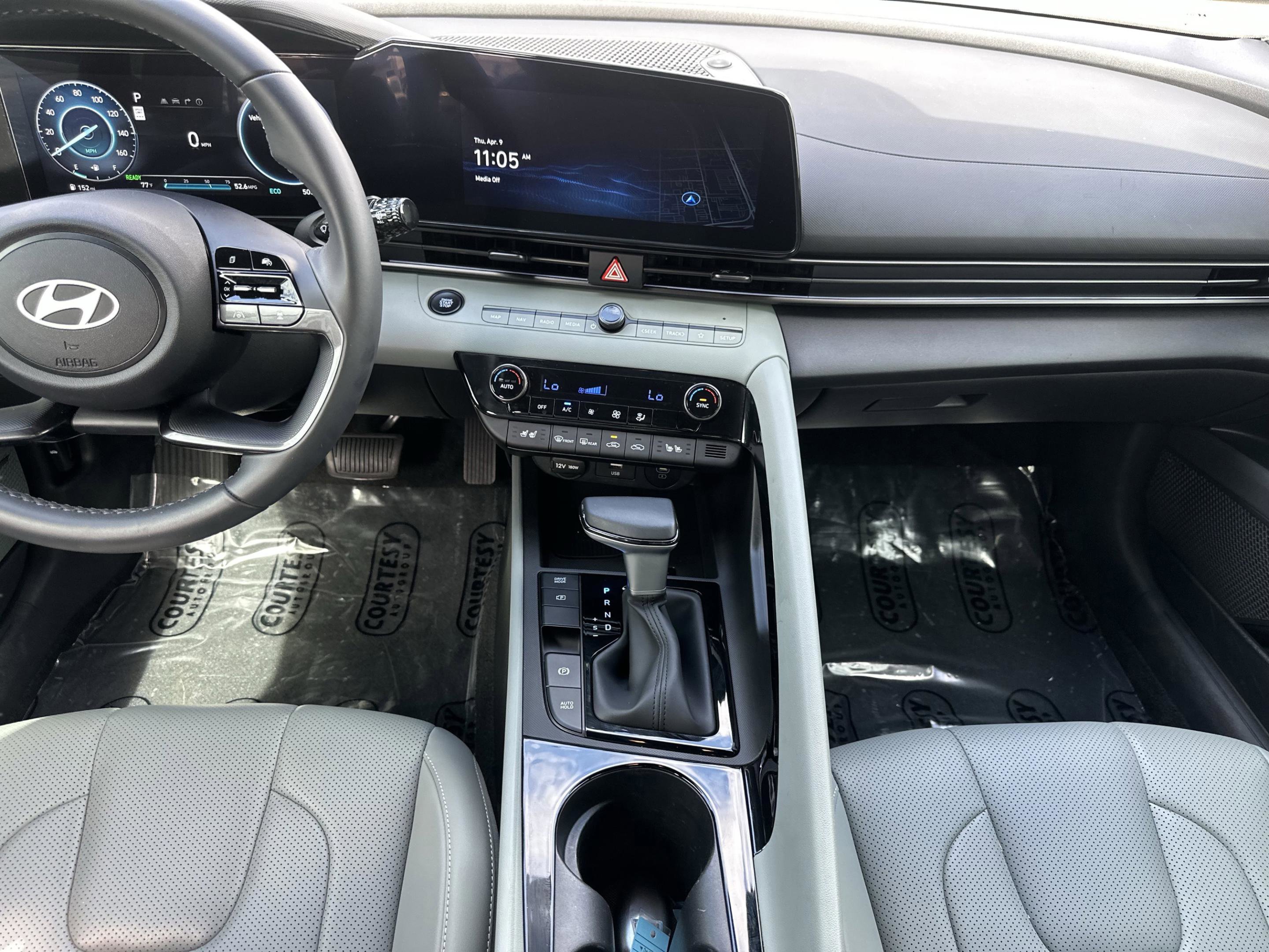 Used 2025 Hyundai Elantra Limited image 12