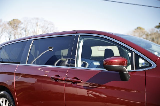 Used 2022 Chrysler Voyager LX image 9