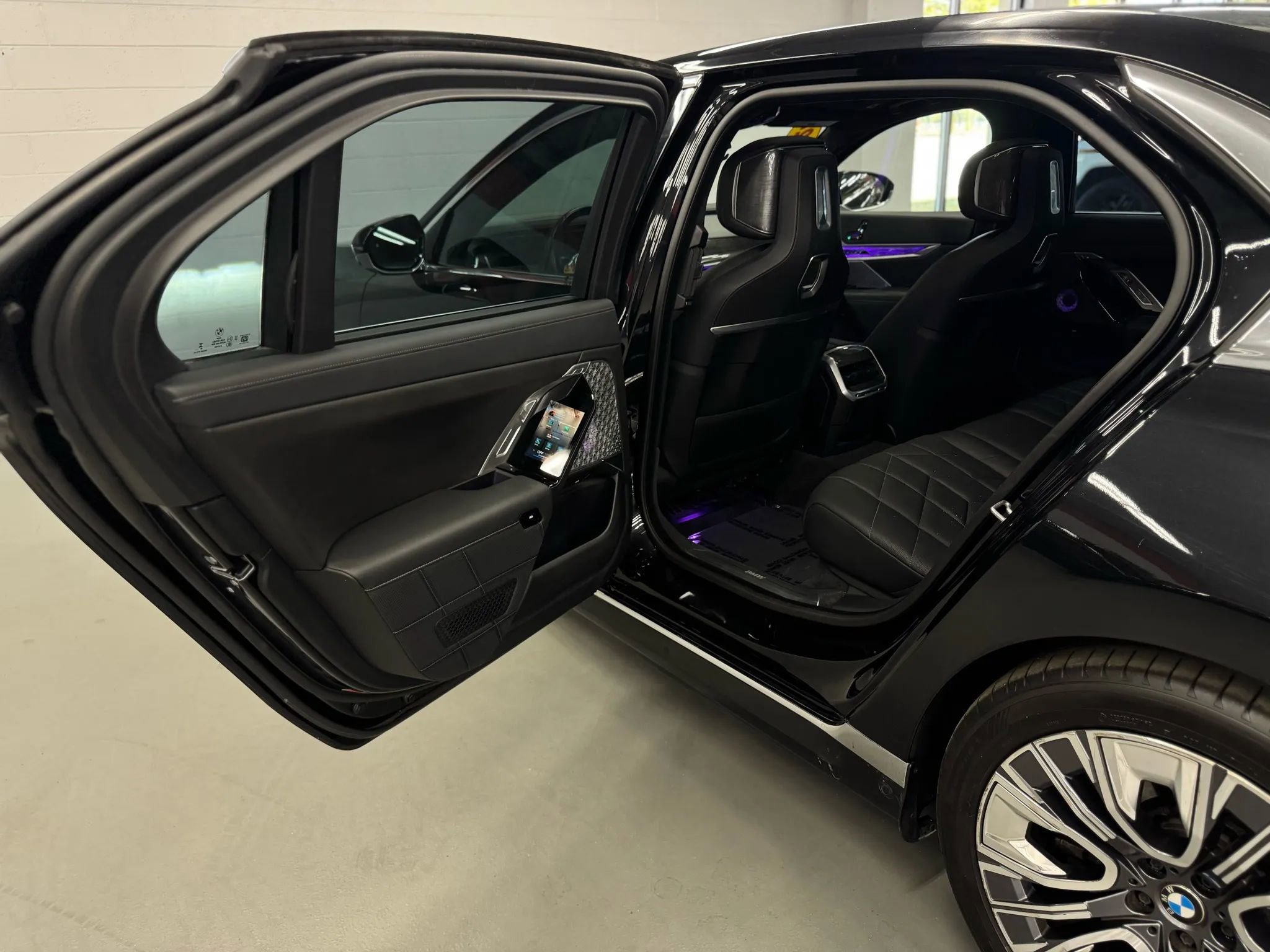 Used 2024 BMW i7 xDrive60 w/ Executive Package image 21