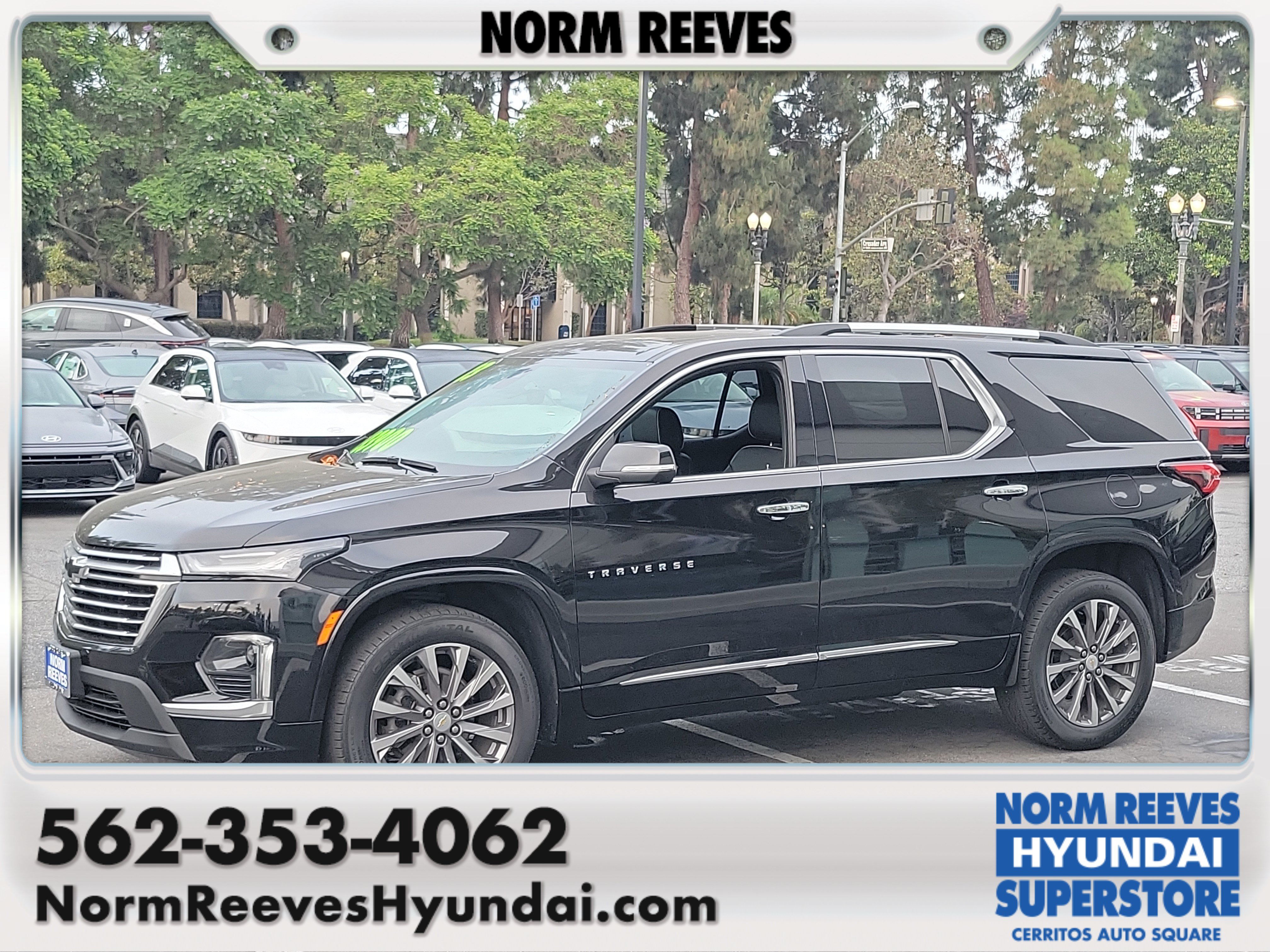 Used 2023 Chevrolet Traverse Premier FWD image 1