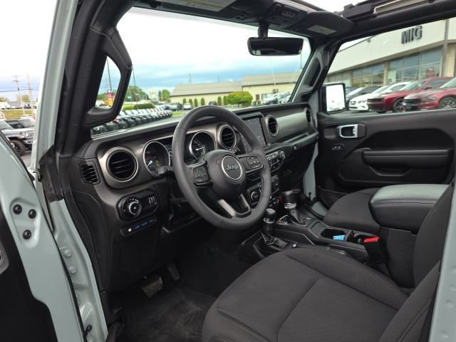 Used 2023 Jeep Wrangler Unlimited w/ Sun & Screen Package AWD/4WD image 18