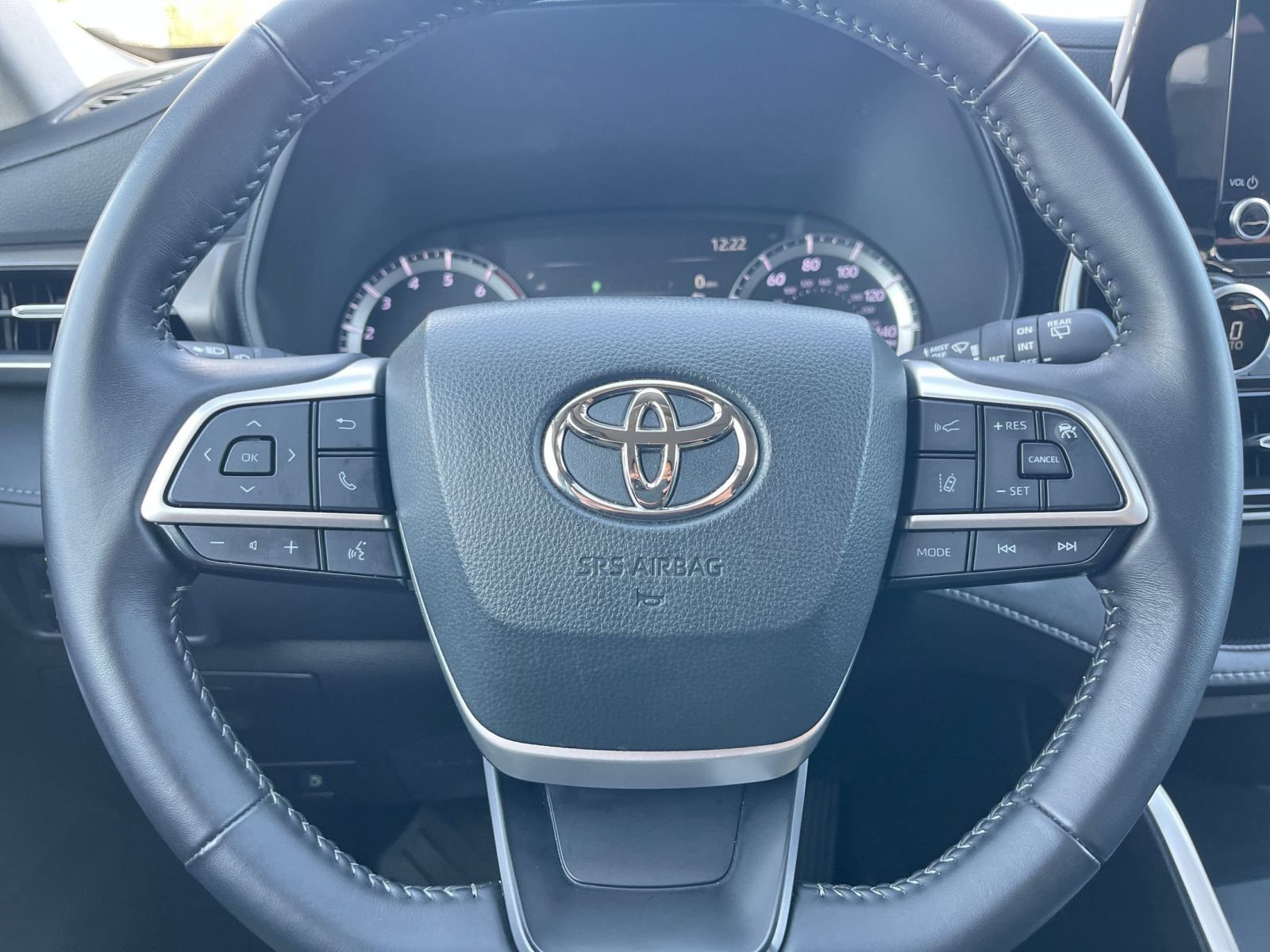 Used 2025 Toyota Highlander LE FWD image 30