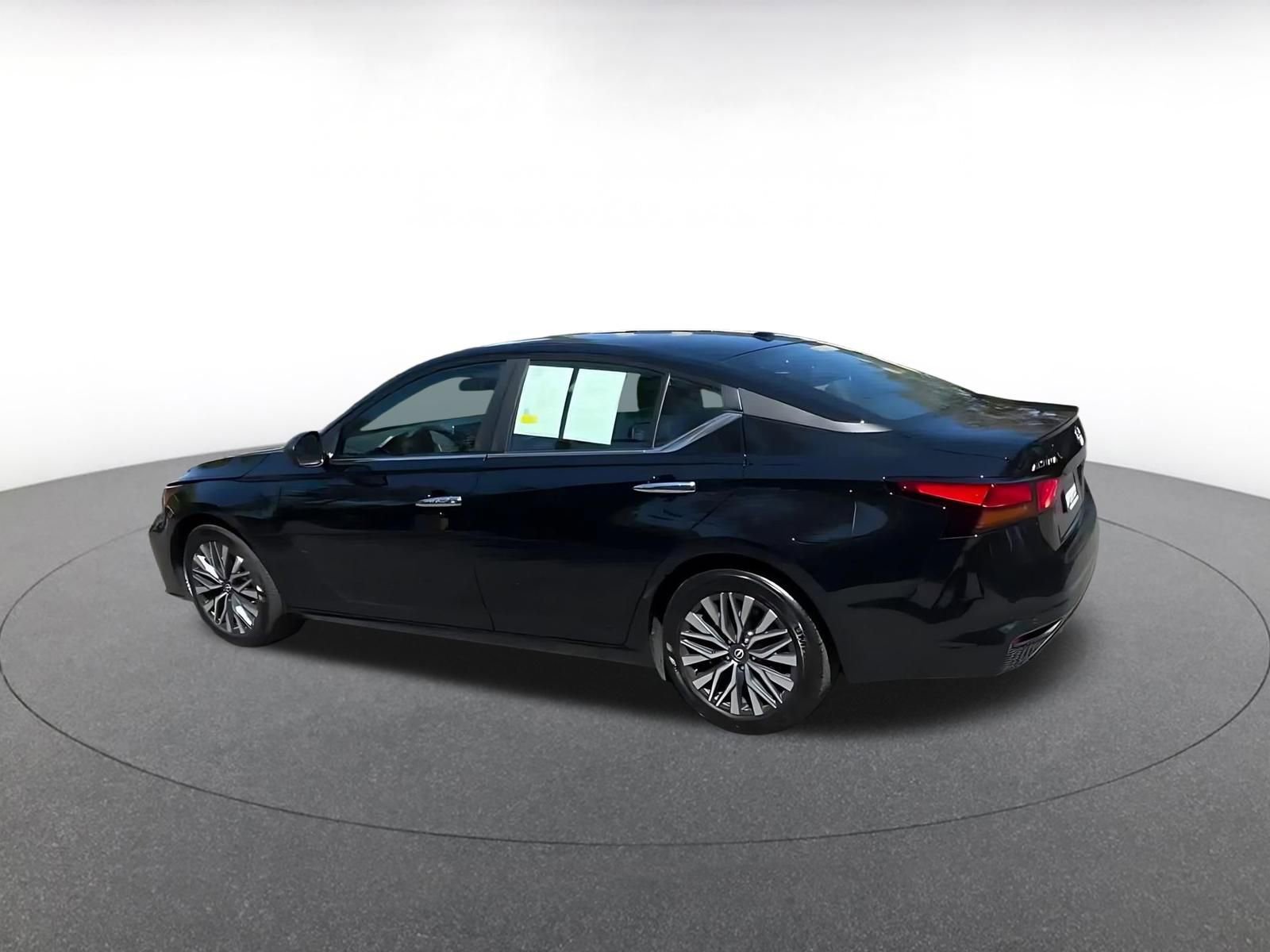 Used 2025 Nissan Altima 2.5 SV FWD image 10