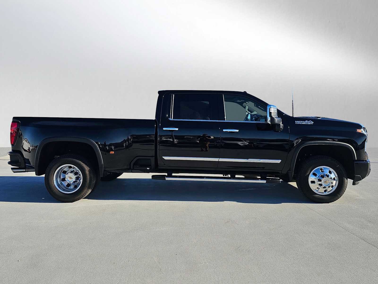 Used 2025 Chevrolet Silverado 3500 High Country w/ Technology Package image 2