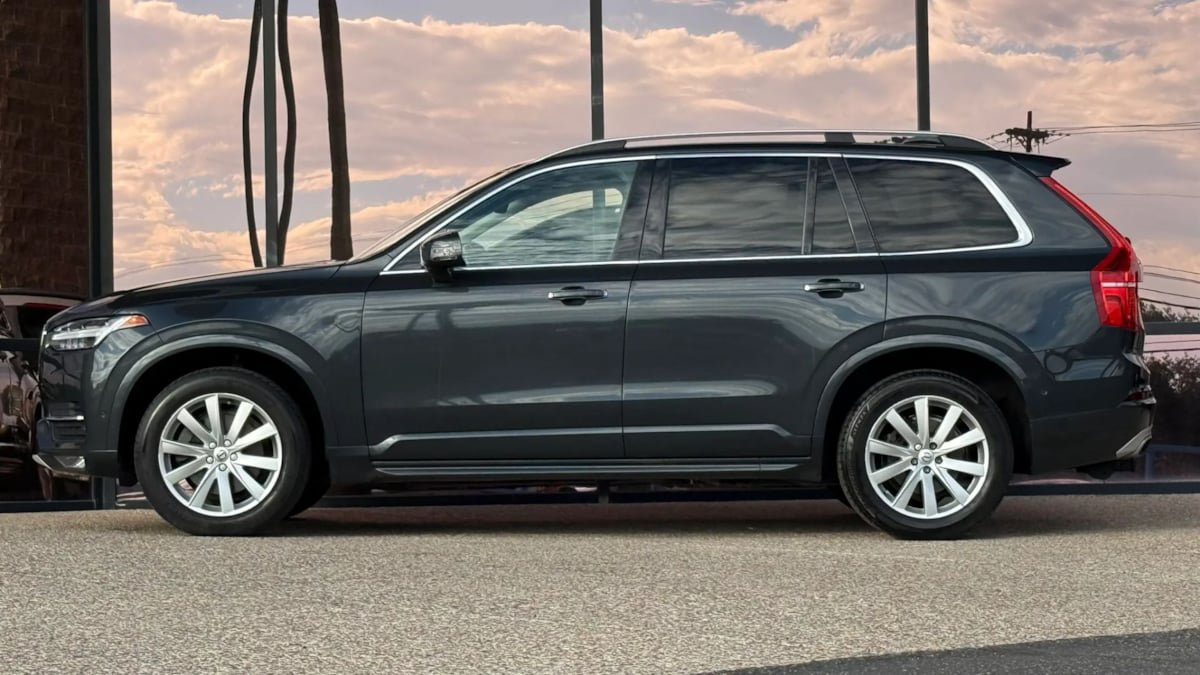 Used 2017 Volvo XC90 T6 Momentum w/ Vision Package AWD/4WD image 5