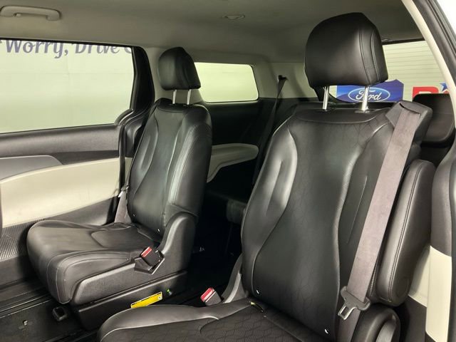 Used 2022 Kia Carnival LX image 16