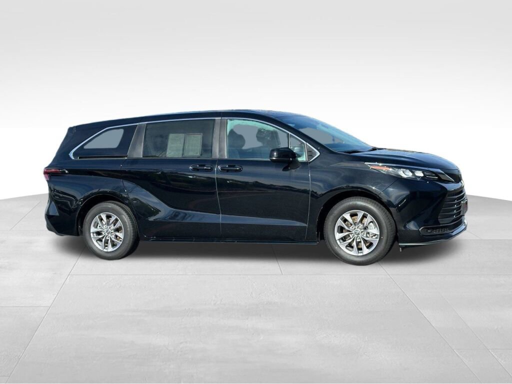 Certified 2025 Toyota Sienna LE video 2