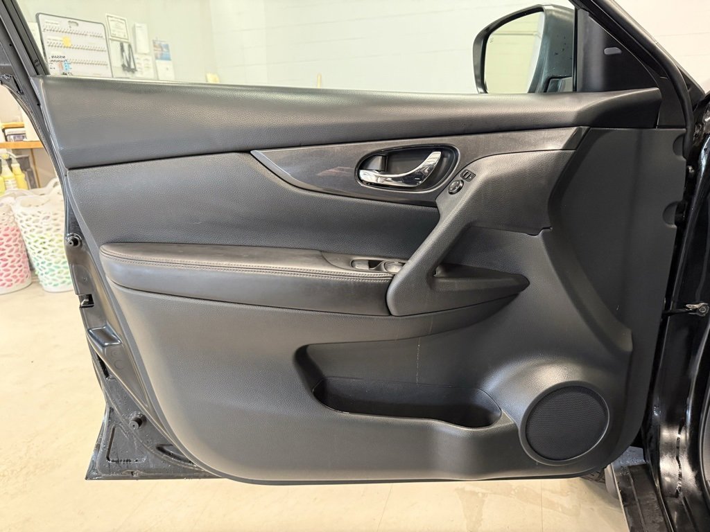 Used 2017 Nissan Rogue SV w/ Sun & Sound Touring Package image 19