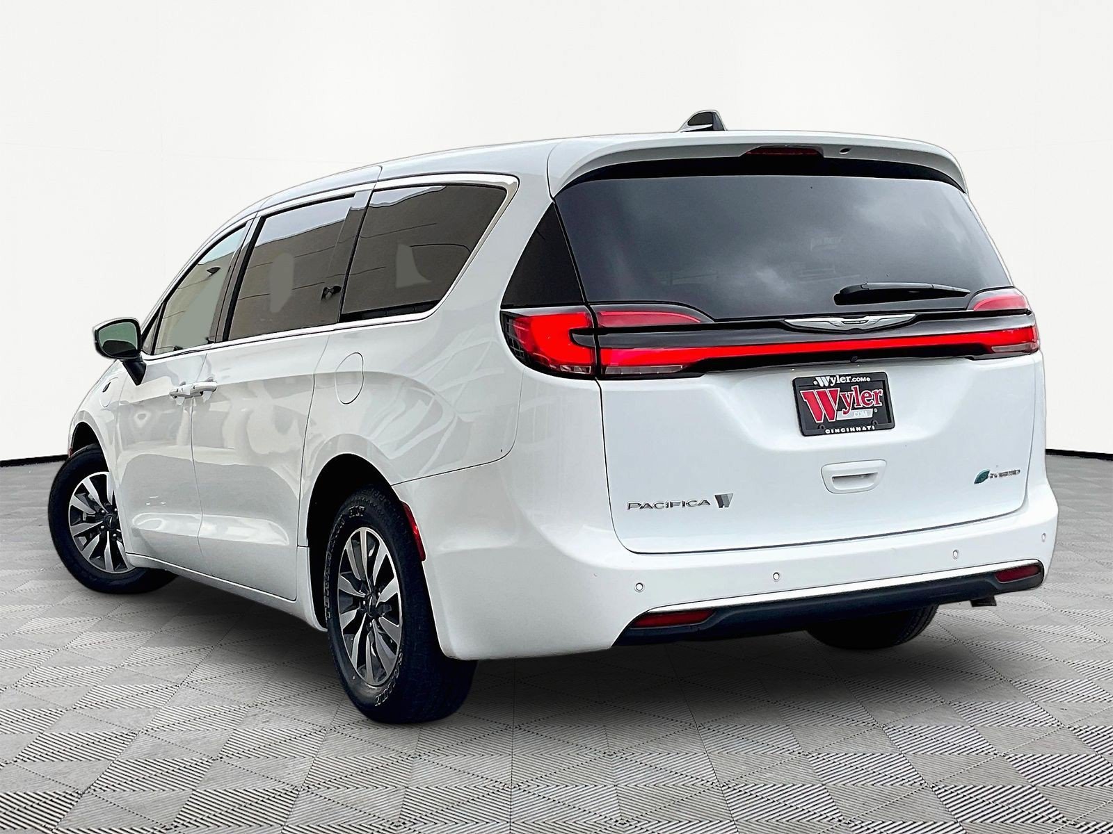 Used 2023 Chrysler Pacifica Touring-L FWD image 4