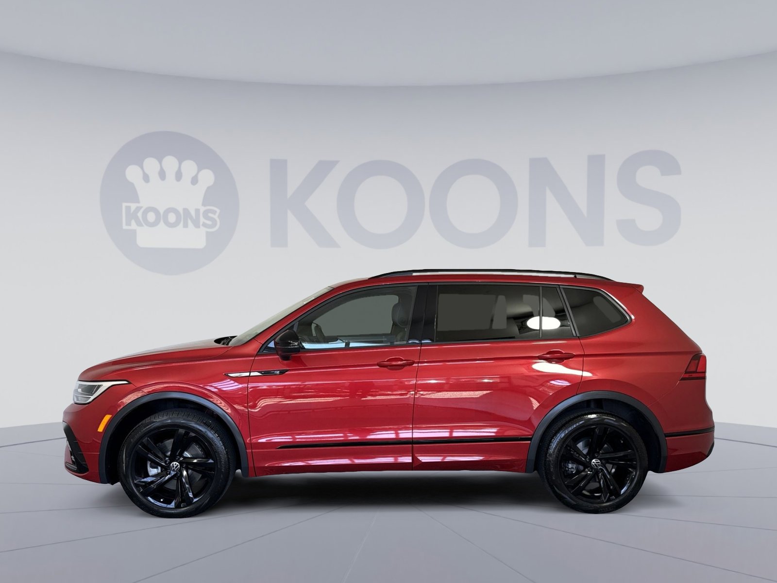 Used 2024 Volkswagen Tiguan SE R-Line AWD/4WD image 2