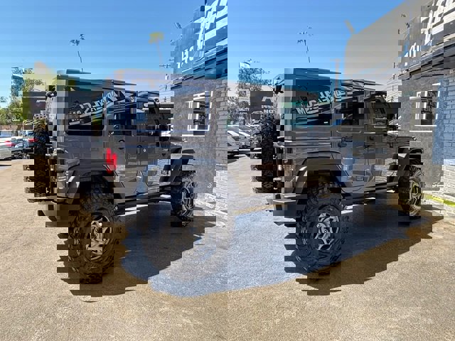 Used 2017 Jeep Wrangler Unlimited Rubicon w/ Connectivity Group image 22