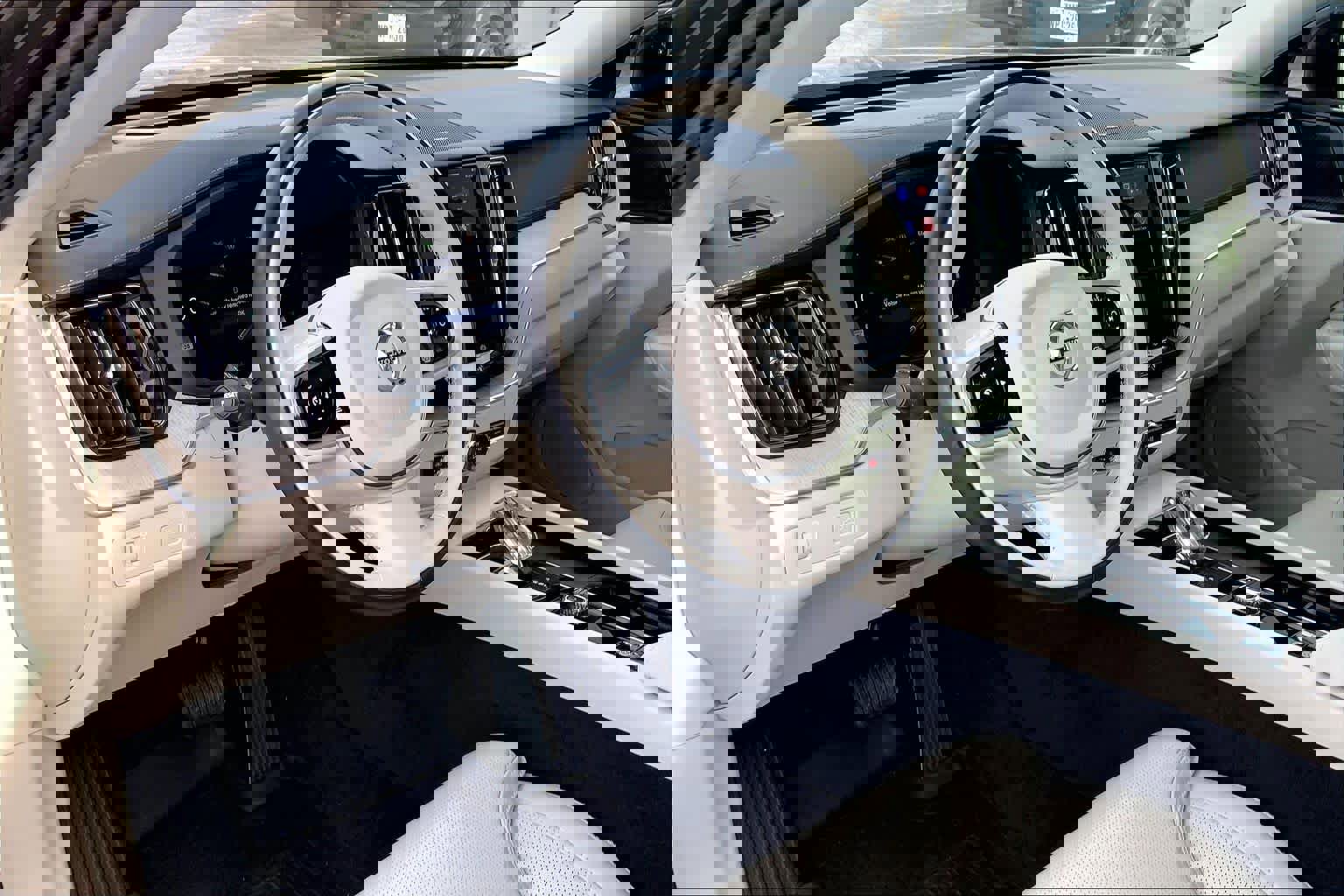 Used 2022 Volvo XC60 B5 Inscription w/ Advanced Package image 16