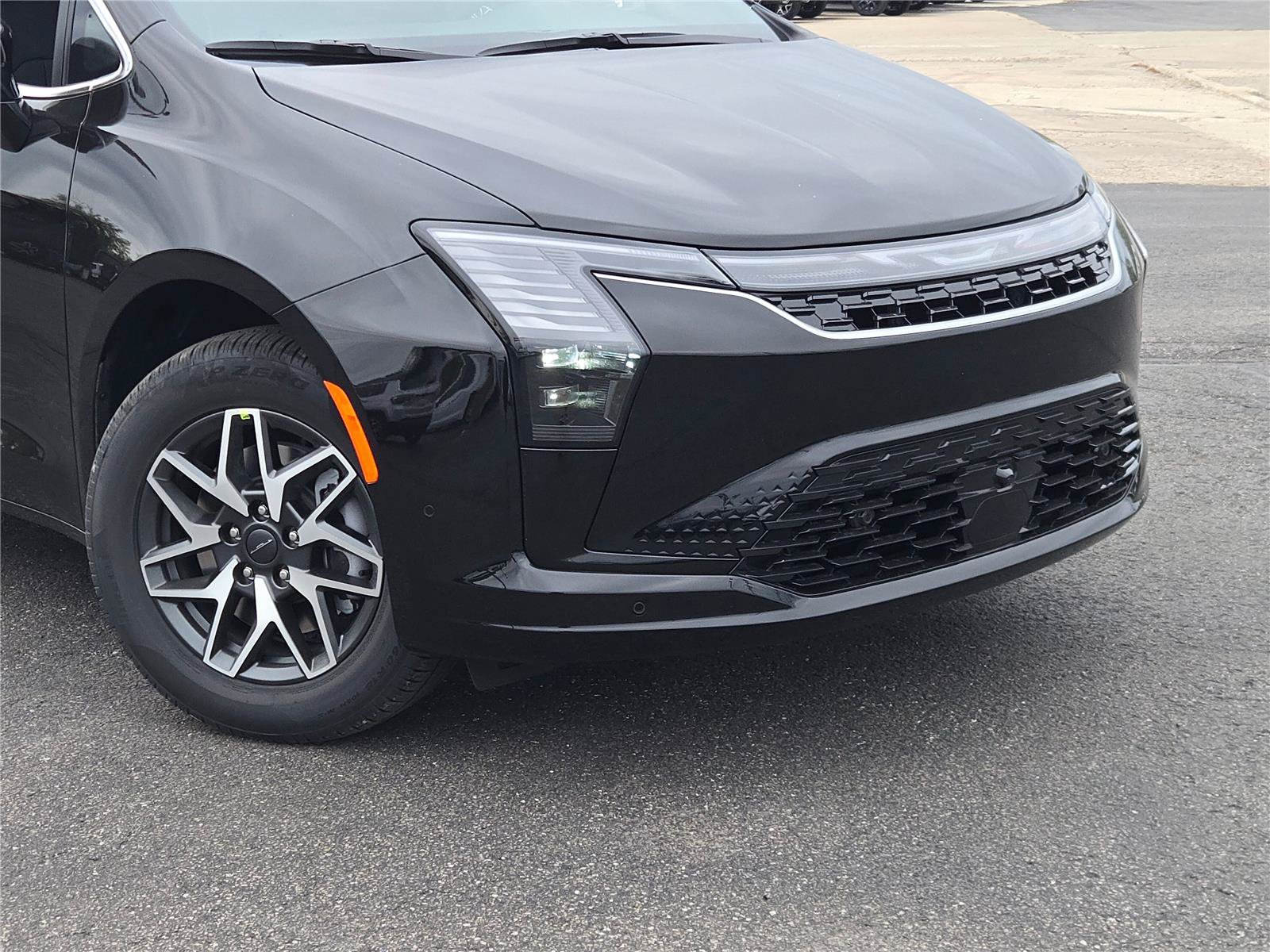 New 2027 Chrysler Pacifica Limited AWD/4WD image 2