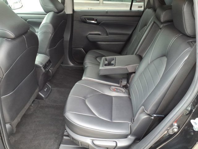 Used 2023 Toyota Highlander XLE FWD image 17
