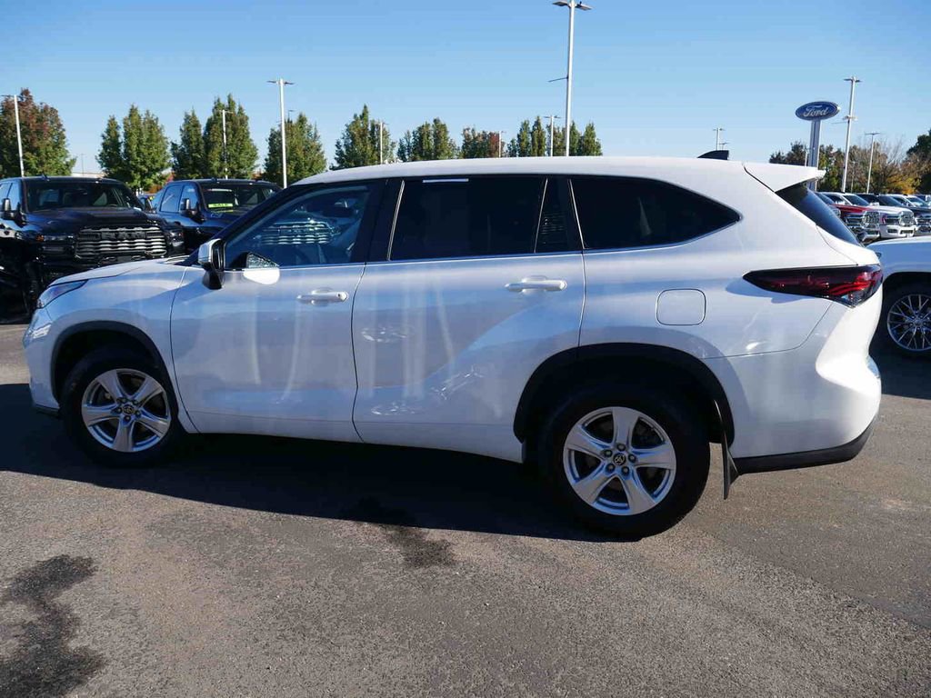 Used 2024 Toyota Highlander LE image 14