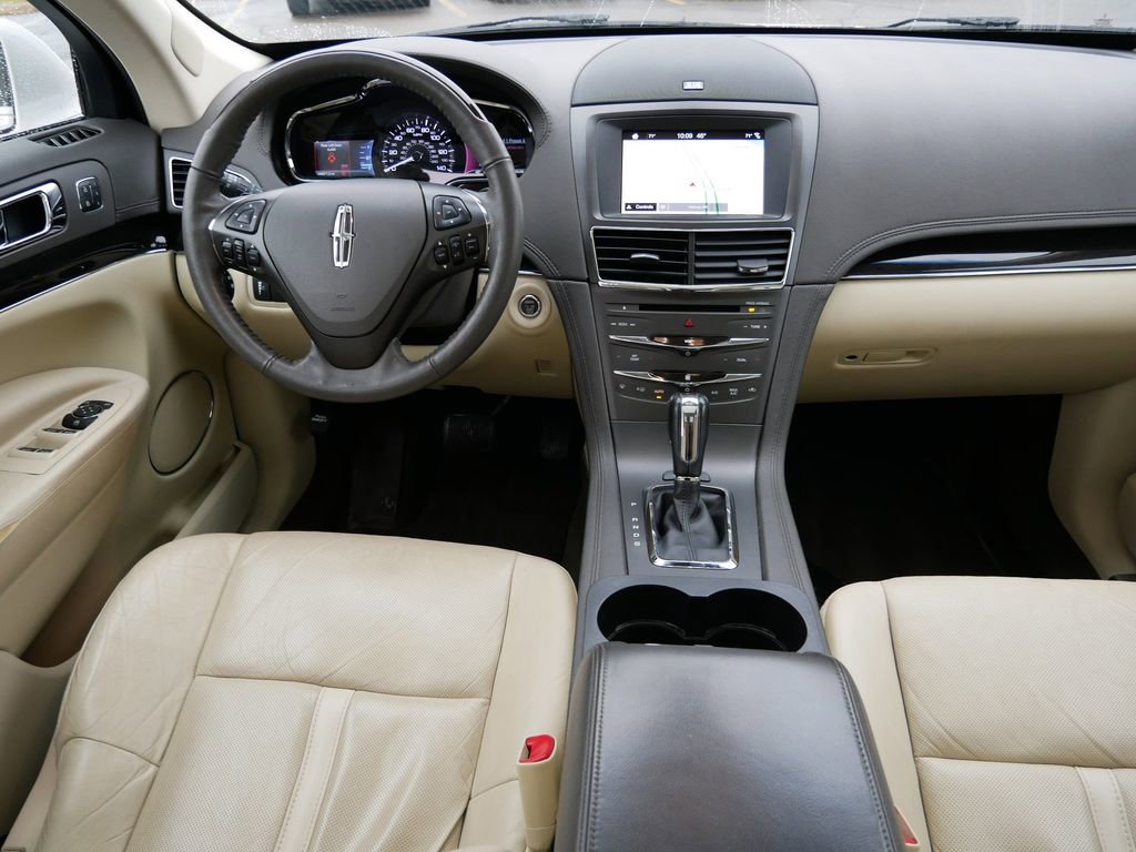 Used 2019 Lincoln MKT AWD image 14