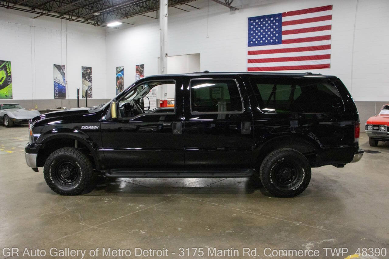 Used 2005 Ford Excursion XLT AWD/4WD image 3