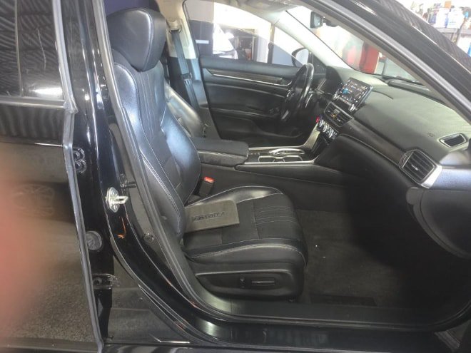 Used 2018 Honda Accord Touring image 12